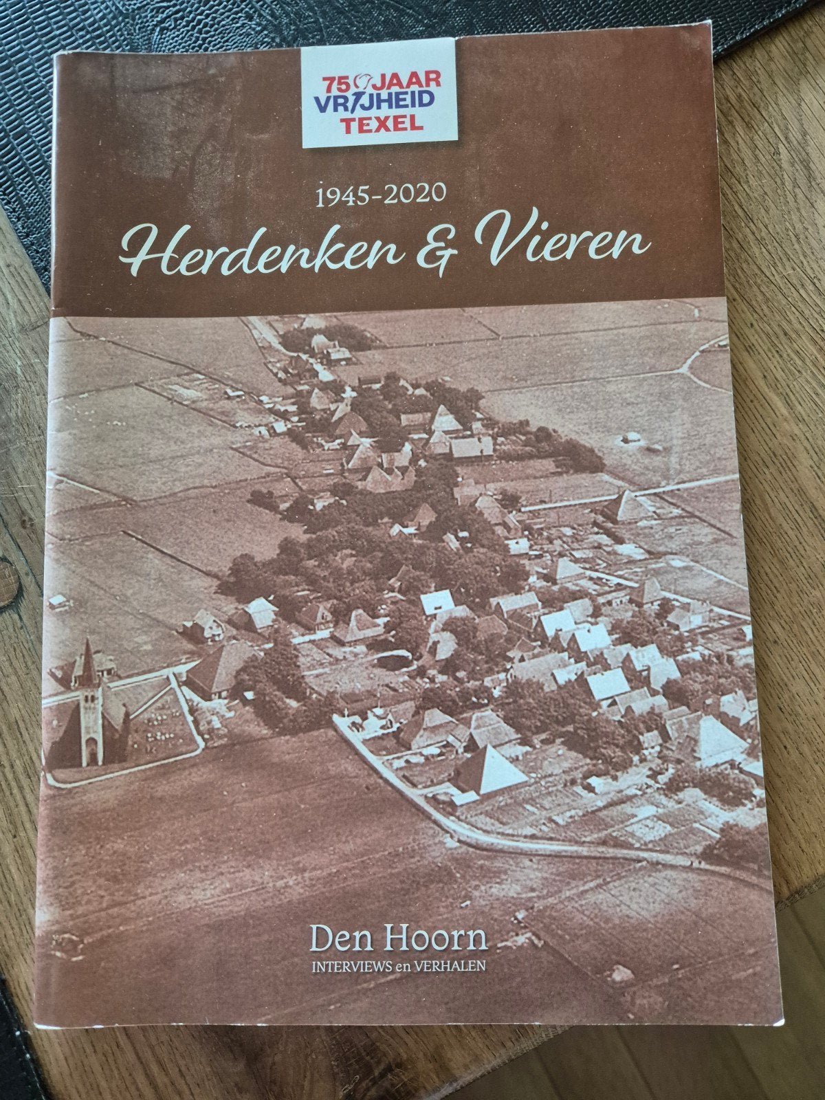 Herdenken & Vieren 75 Jaar Vrijheid Texel - Den Hoorn, Ophalen of Verzenden, 20e eeuw of later, Zo goed als nieuw, Dorpscommissie Den Hoorn