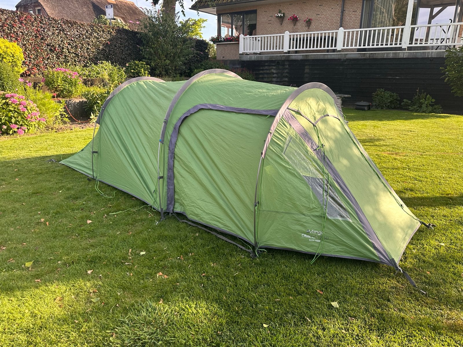 Vango Omega 250 Base Camp Tent - 2-persoons, Caravans en Kamperen, Tenten, Ophalen of Verzenden, Gebruikt, Tot en met 2
