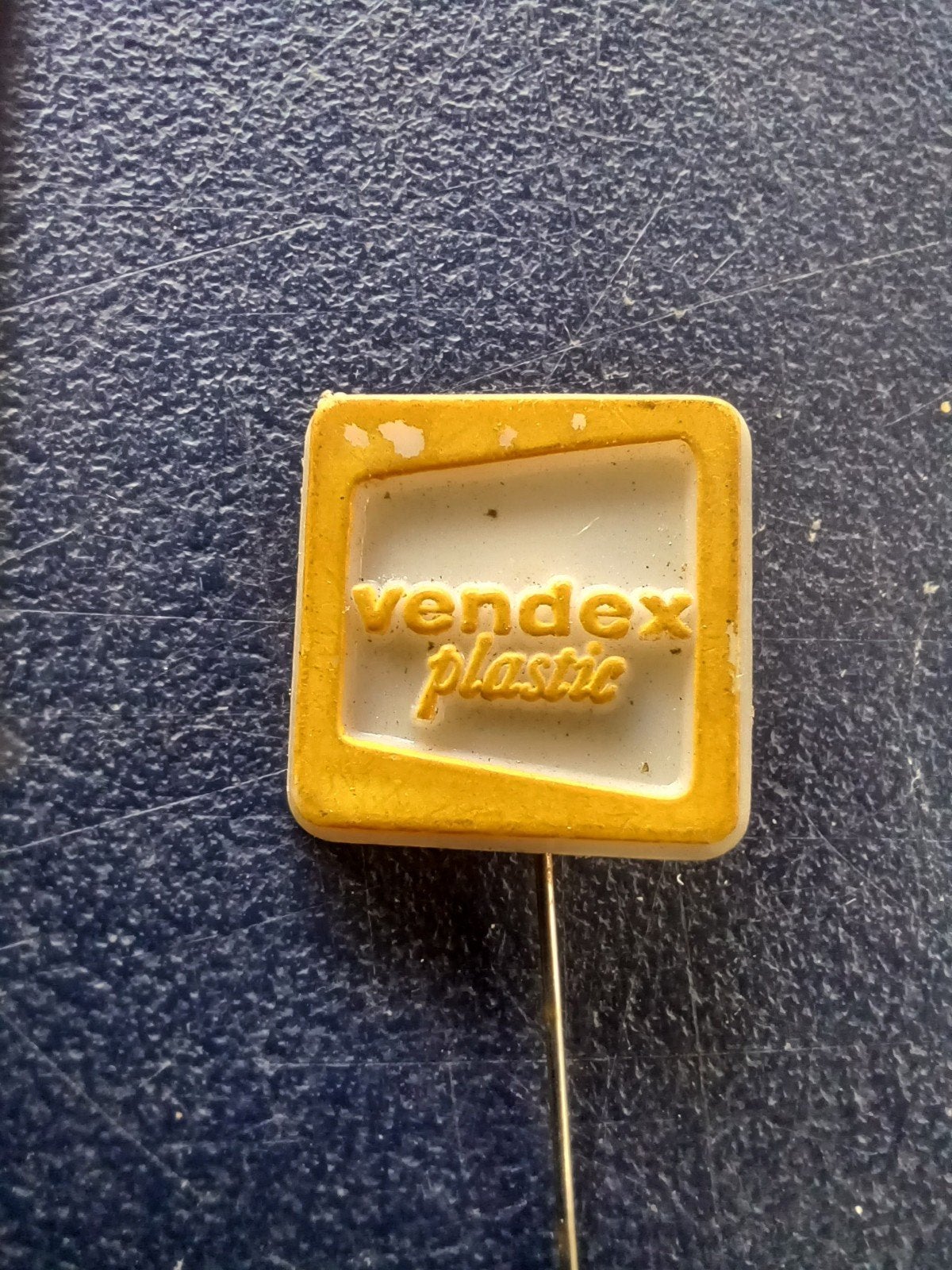 Speldje Vendex plastic (geel), Ophalen of Verzenden, Gebruikt, Overige onderwerpen, Speldje of Pin