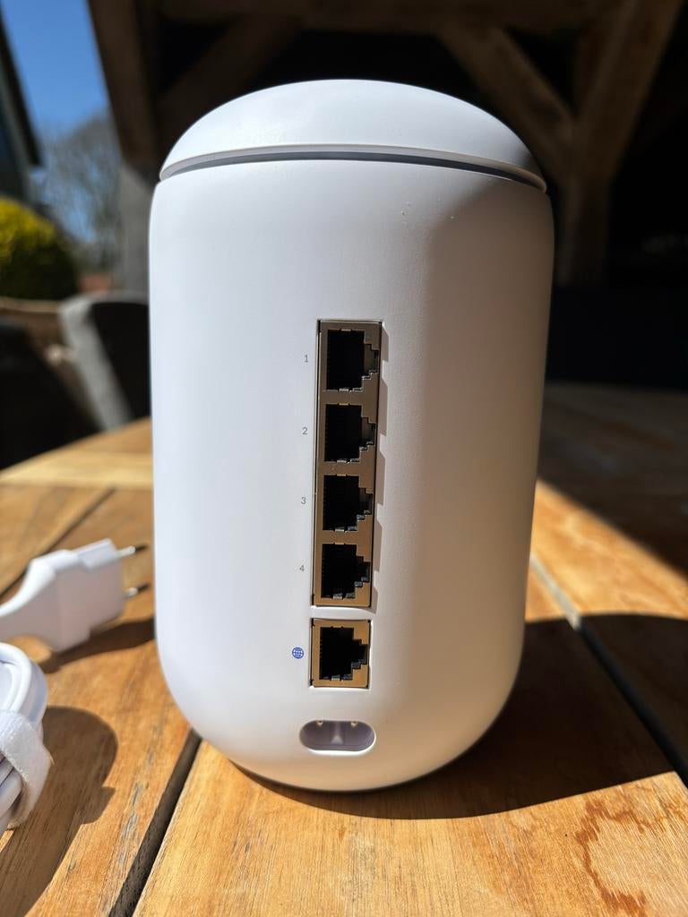Ubiquiti UniFi Dream Machine (UDM) Router, Ophalen of Verzenden, Zo goed als nieuw, Router