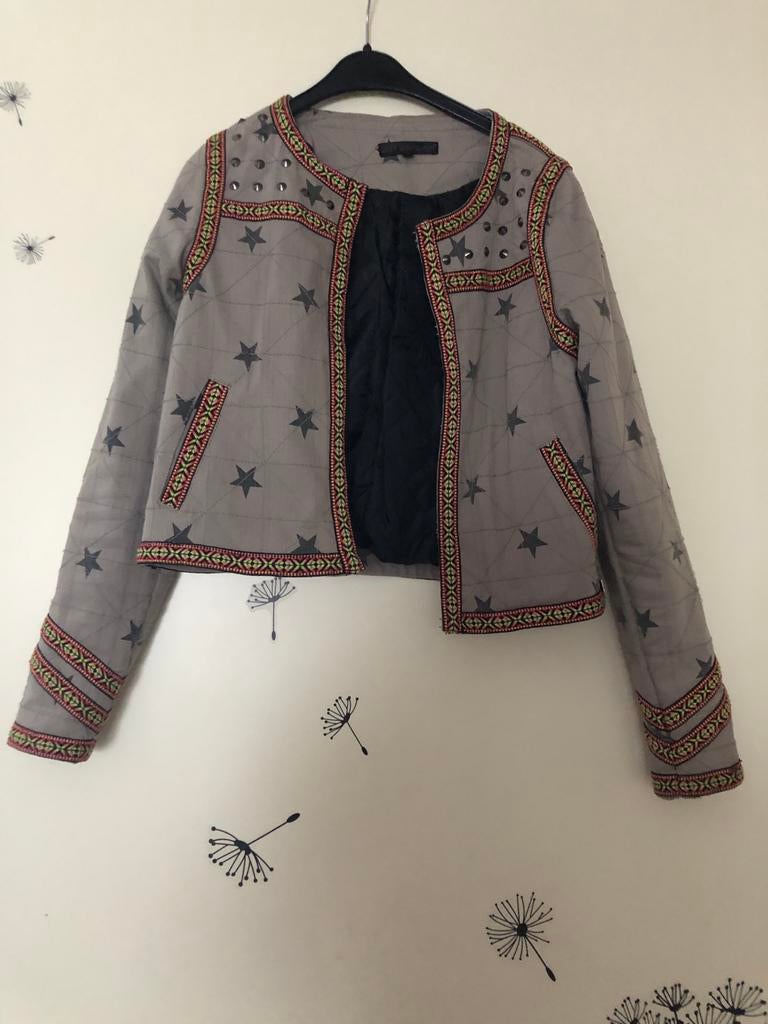 Stijlvol grijs jasje met sterren en borduursels, Kleding | Dames, Ophalen of Verzenden, Zo goed als nieuw