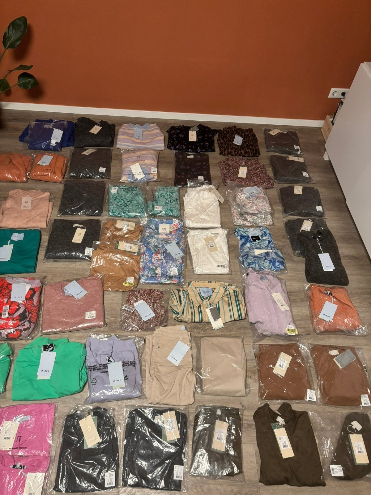 Nieuwe Partij van 56 stuks nieuwe Minus kleding waarde €4000, Kleding | Dames, Ophalen of Verzenden, Nieuw, Maat 38/40 (M), Meerkleurig