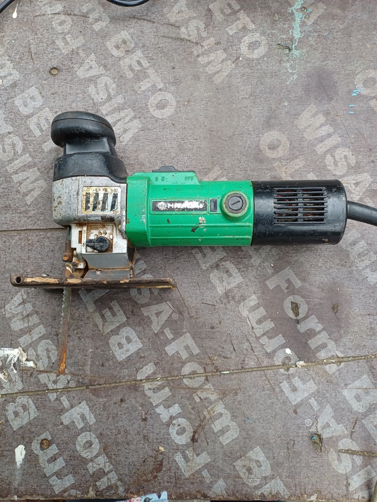 Hitachi decoupeerzaag, Doe-het-zelf en Verbouw, Gereedschap | Zaagmachines, Gebruikt, Decoupeerzaag, 600 tot 1200 watt, 70 mm of meer