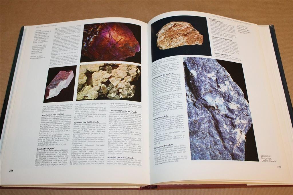 Het Stenenboek — Handboek Mineralen & Edelstenen, Ophalen of Verzenden