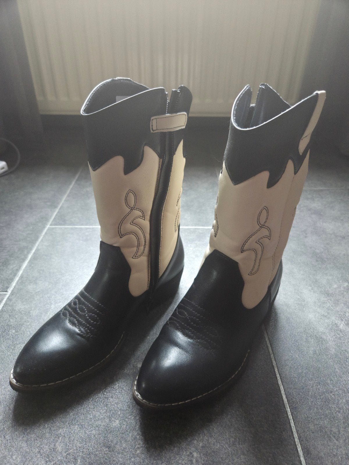 Cowboylaarzen zwart/crème maat 36, Kleding | Dames, Schoenen, Ophalen of Verzenden, Zo goed als nieuw, Zwart, Lage of Enkellaarzen