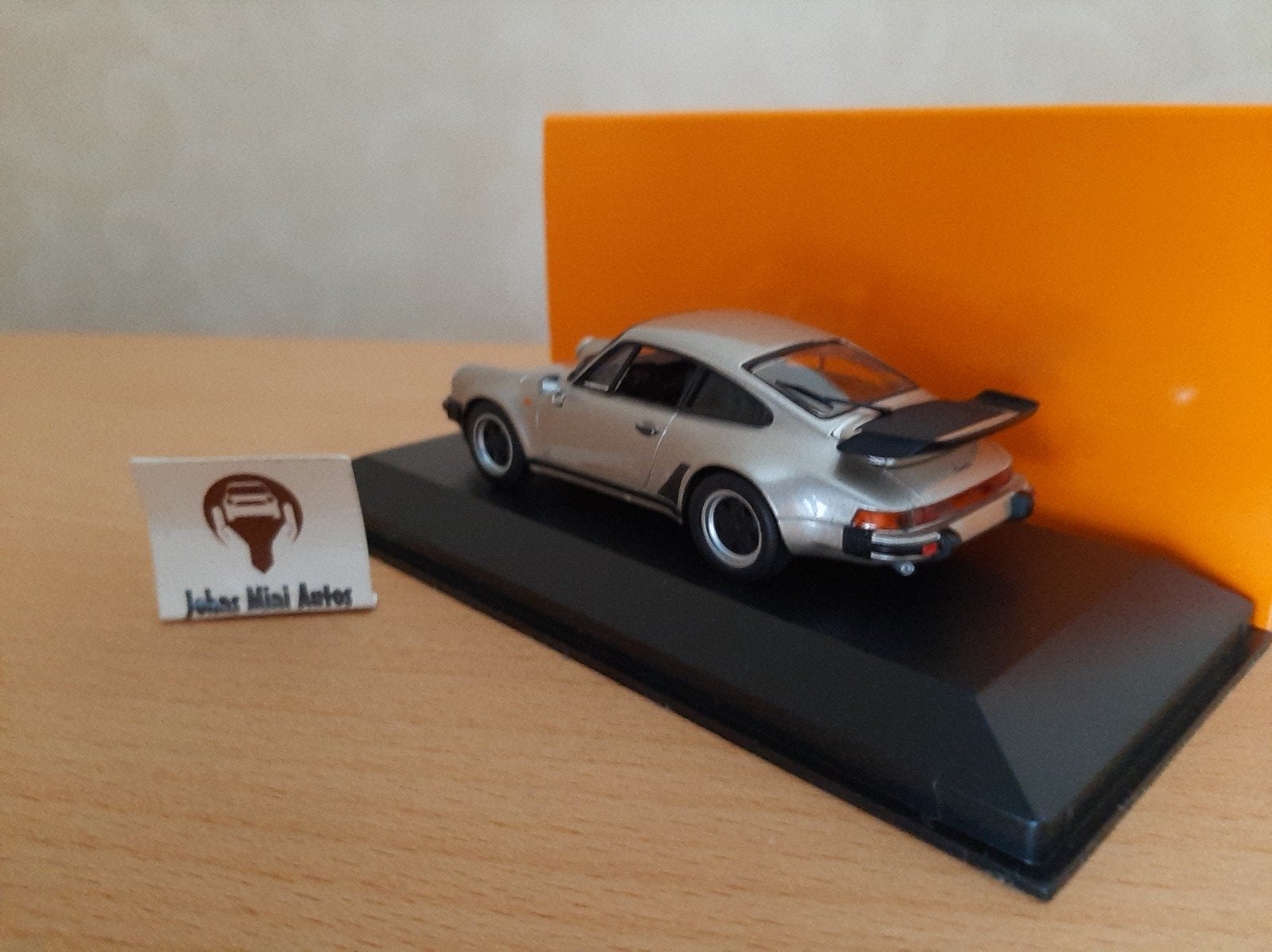 Porsche 911 (930) Turbo 3.3 1977 Goud Met. Maxichamps 1:43, Hobby en Vrije tijd, Modelauto's | 1:43, Overige merken, Auto, Nieuw