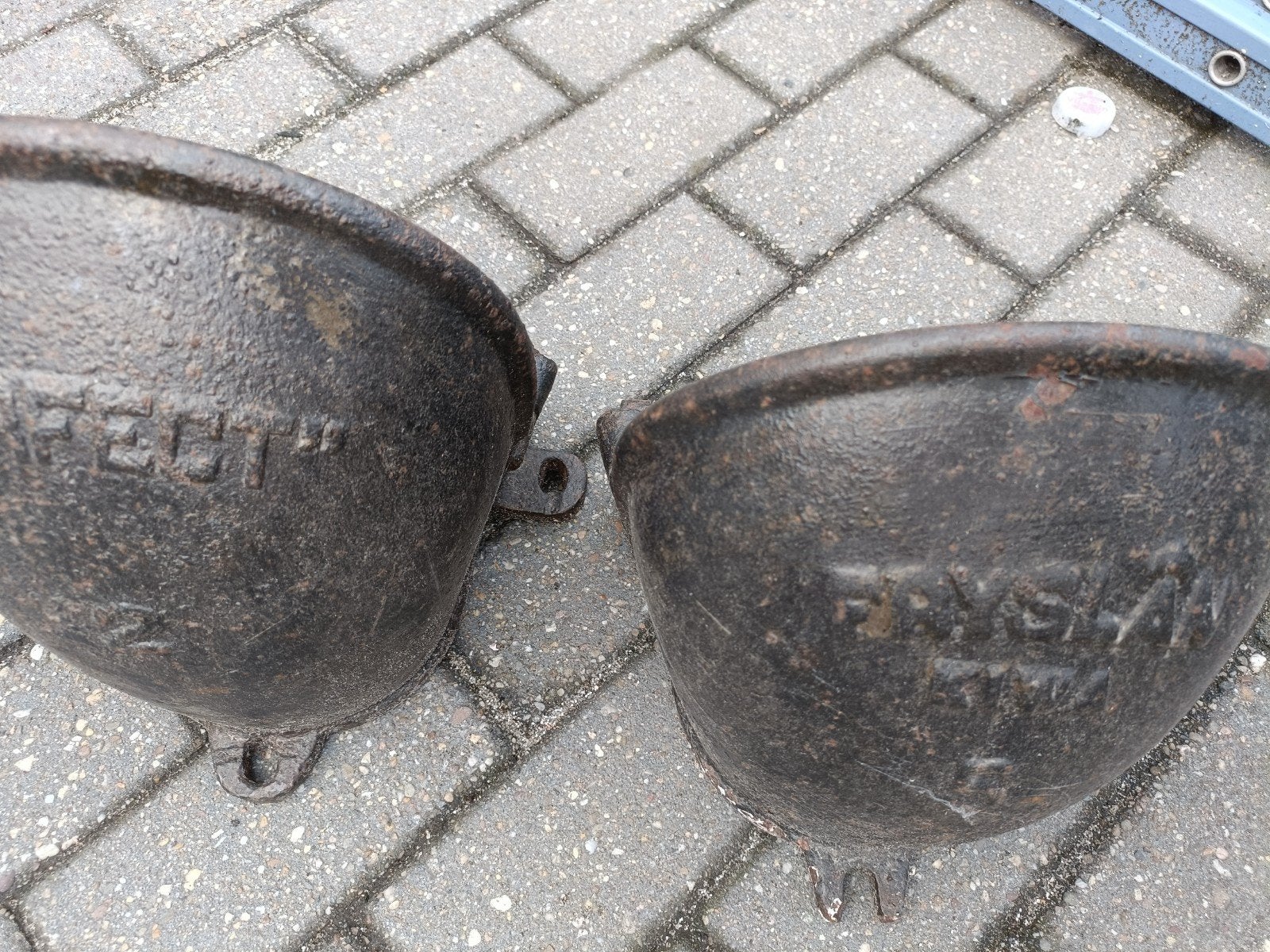 Antieke gietijzeren voerbakken (2 stuks), Ophalen