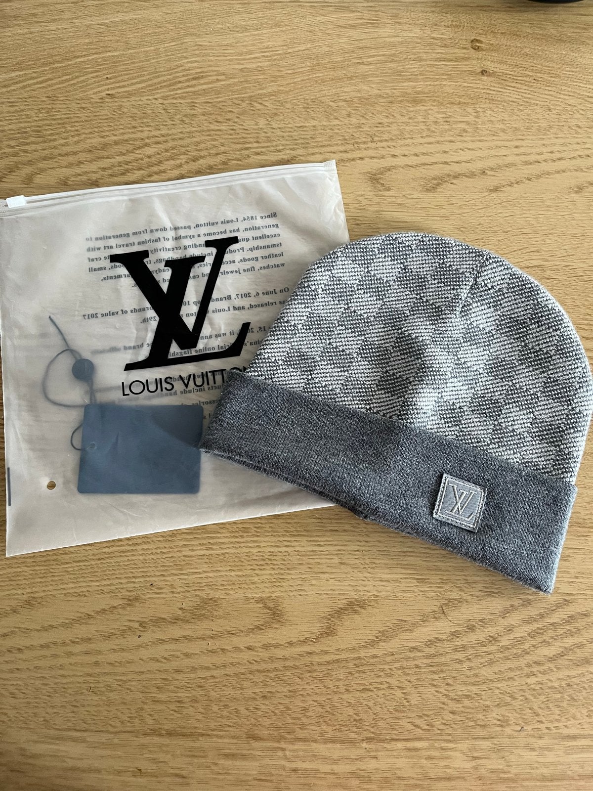 Louis Vuitton Muts Grijs Damier Patroon, Ophalen of Verzenden, Zo goed als nieuw, Muts