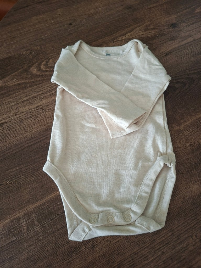 Een nieuw beige rompertje met lange mouw, Nacht- of Onderkleding, Jongetje of Meisje, Nieuw, Ophalen of Verzenden