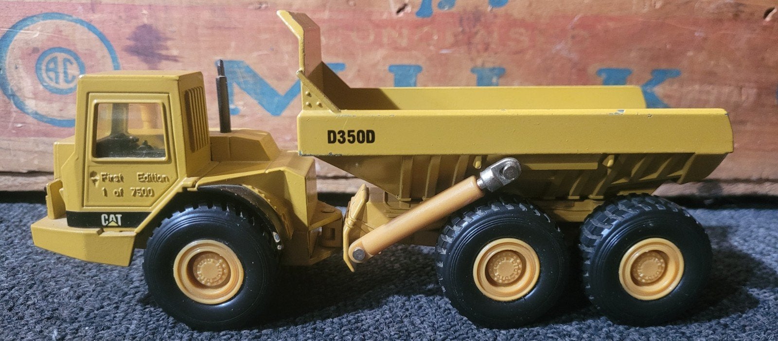 Caterpillar D350D Dumper ertl, Hobby en Vrije tijd, Modelauto's | 1:50, Zo goed als nieuw, Bus of Vrachtwagen, Overige merken