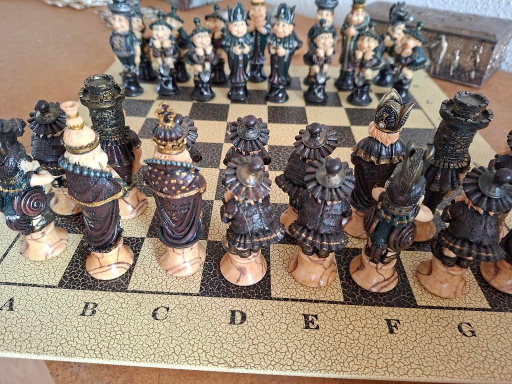 Uniek schaakspel met gedetailleerde figuren, Ophalen of Verzenden, Minder dan 500 stukjes, Zo goed als nieuw, Schaken
