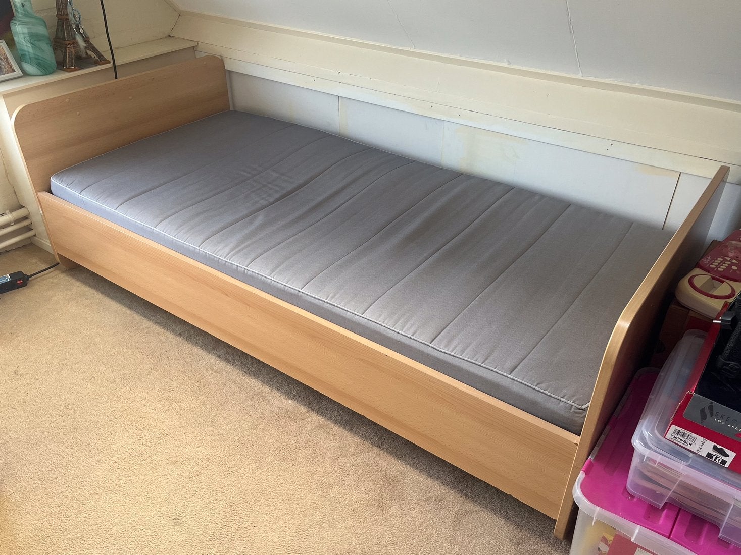 Laag lichtbruin bed + lattenbodem & matras, Ophalen, Gebruikt, 90 cm, Eenpersoons