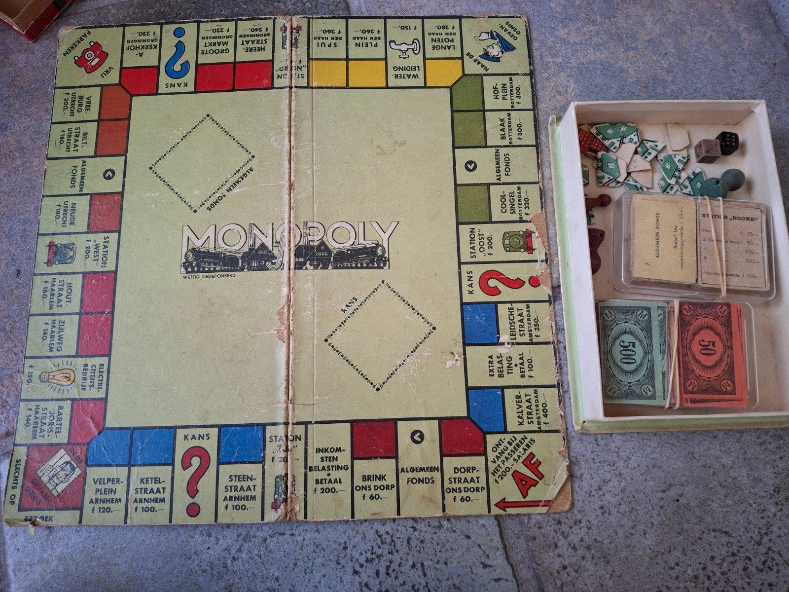 antiek Monopoly spel met nog kartonnen huisjes, Vijf spelers of meer, Ophalen of Verzenden, Gebruikt
