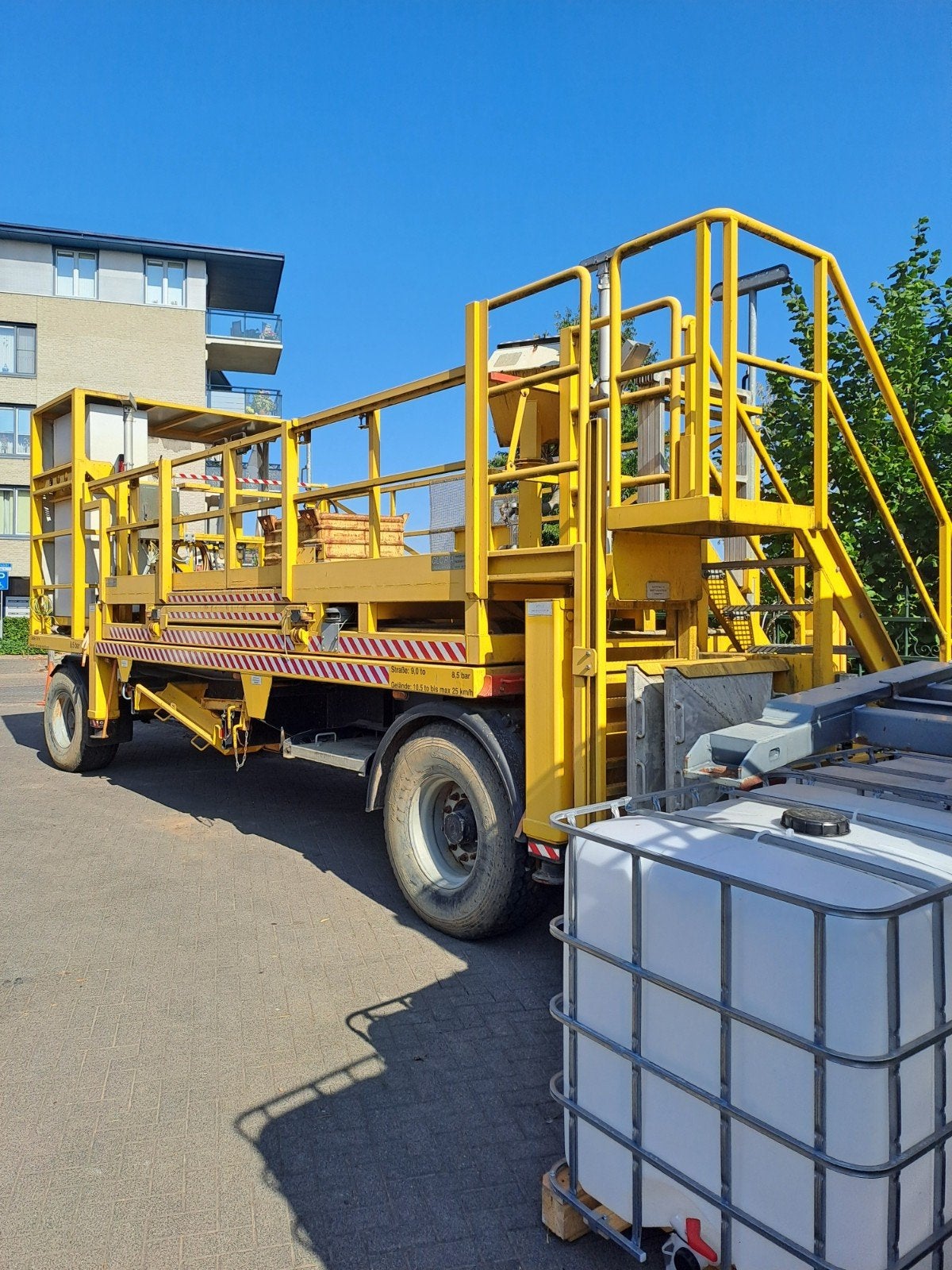 All terrain hoogwerker op een schamelwagen, Ophalen