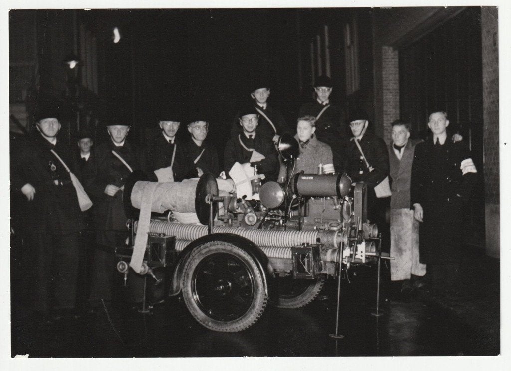 Grote foto brandweerspuit LBD ? Leiden ?  luchtbescherming ?, Verzenden, Overige soorten, X, Foto of Poster