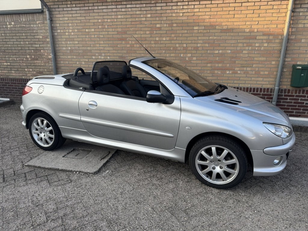 Peugeot 206 CC 2.0-16V (bj 2005), Auto's, 13 km/l, 136 pk, Gebruikt, Zwart
