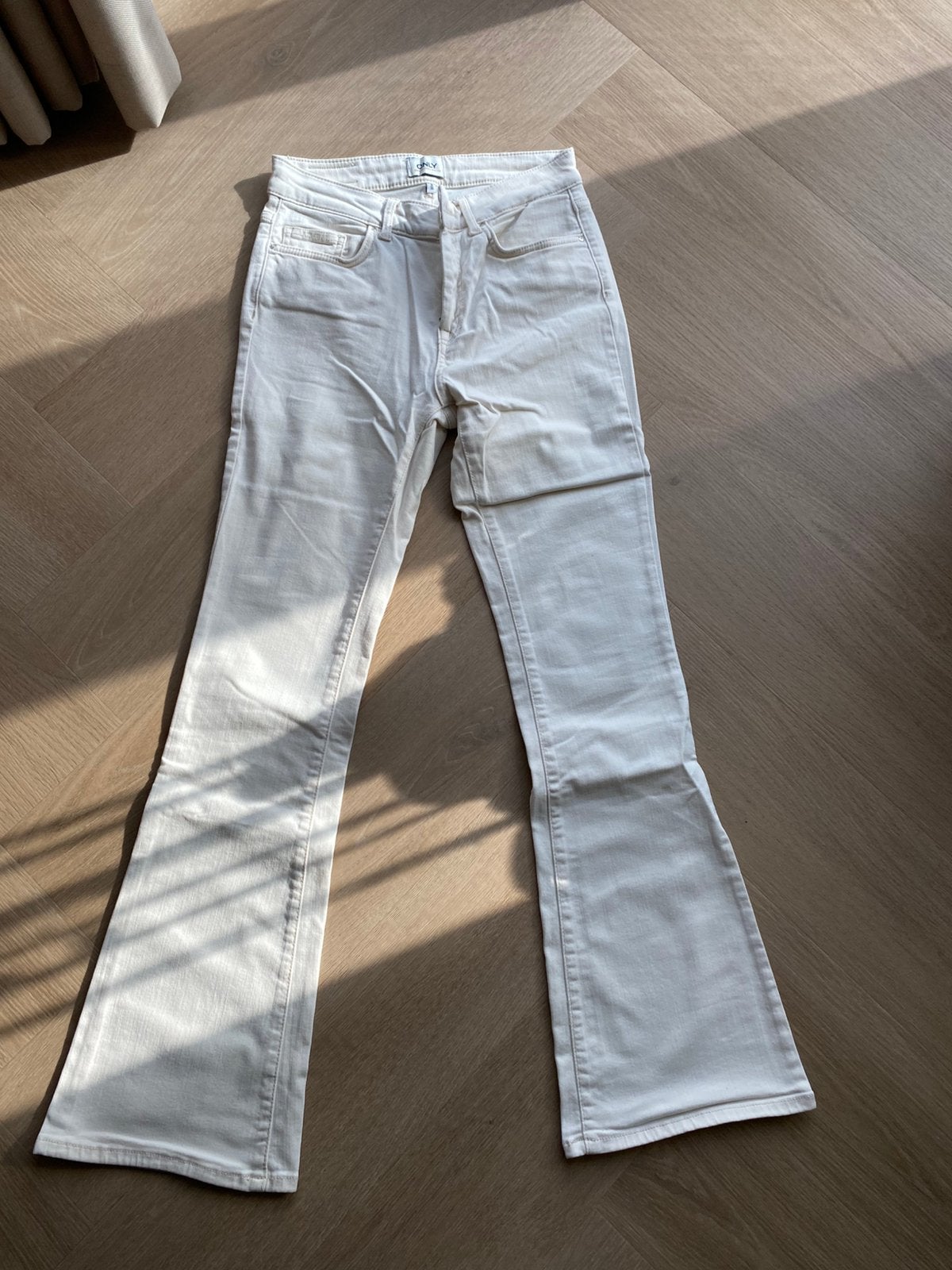 Te koop: Only Flared broek, Kleding | Dames, Ophalen of Verzenden, Zo goed als nieuw, Wit, W28 - W29 (confectie 36)