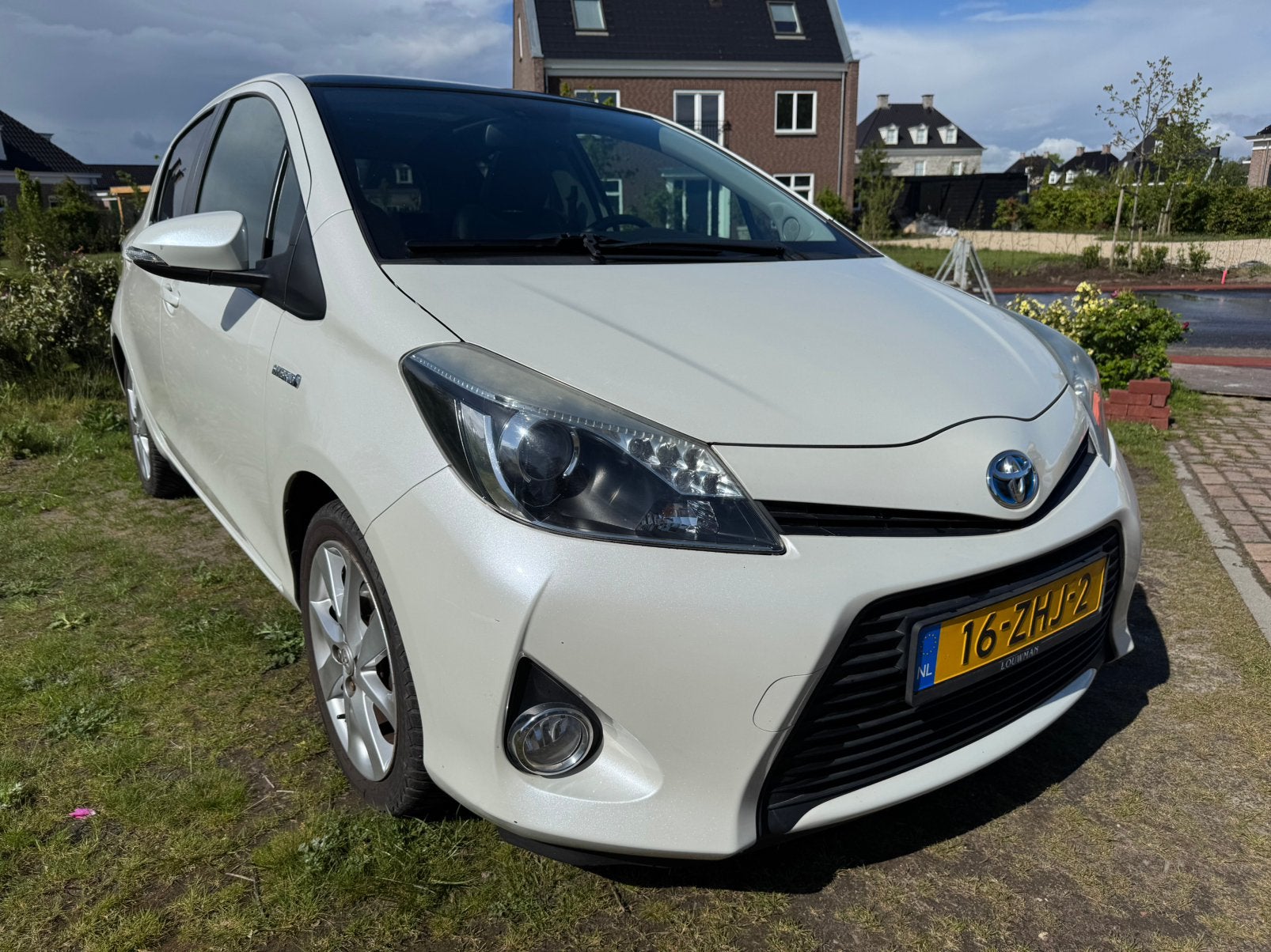 Toyota Yaris 1.5 Full Hybrid CVT 5DR 2012 parelmoer Wit, Euro 5, 1497 cc, 74 pk, 4 cilinders
