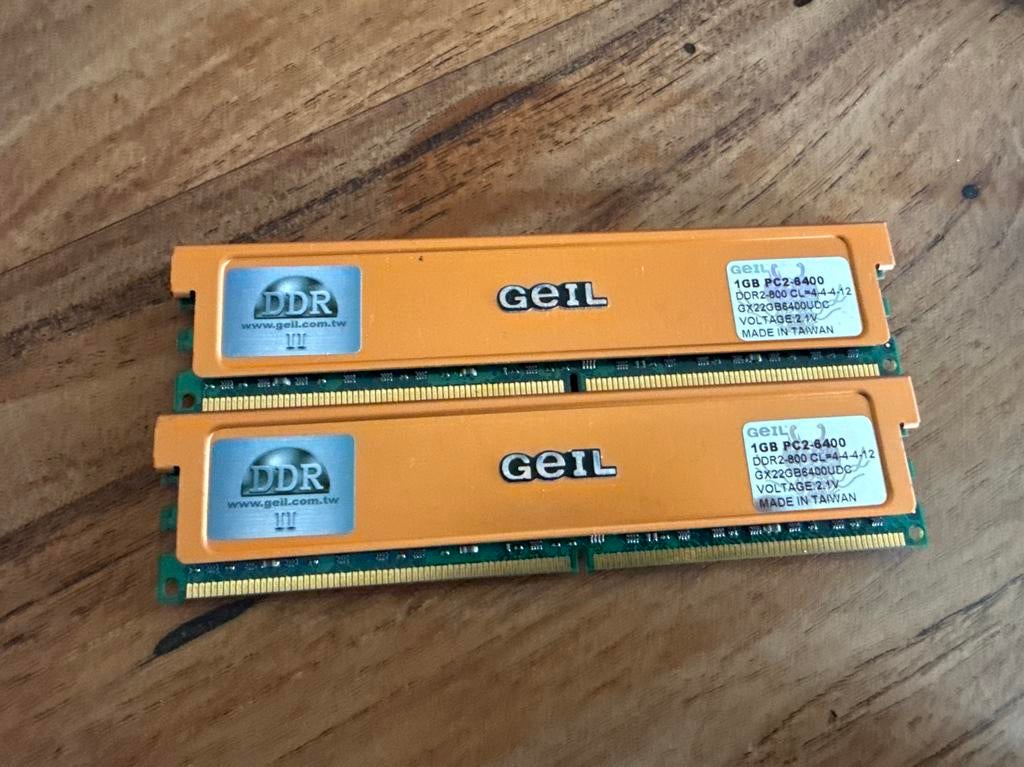 Geil 2x1GB PC2-6400 DDR2 RAM Geheugen (GX22GB6400UDC), Computers en Software, RAM geheugen, Gebruikt, Desktop, 2 GB, DDR2, Ophalen of Verzenden
