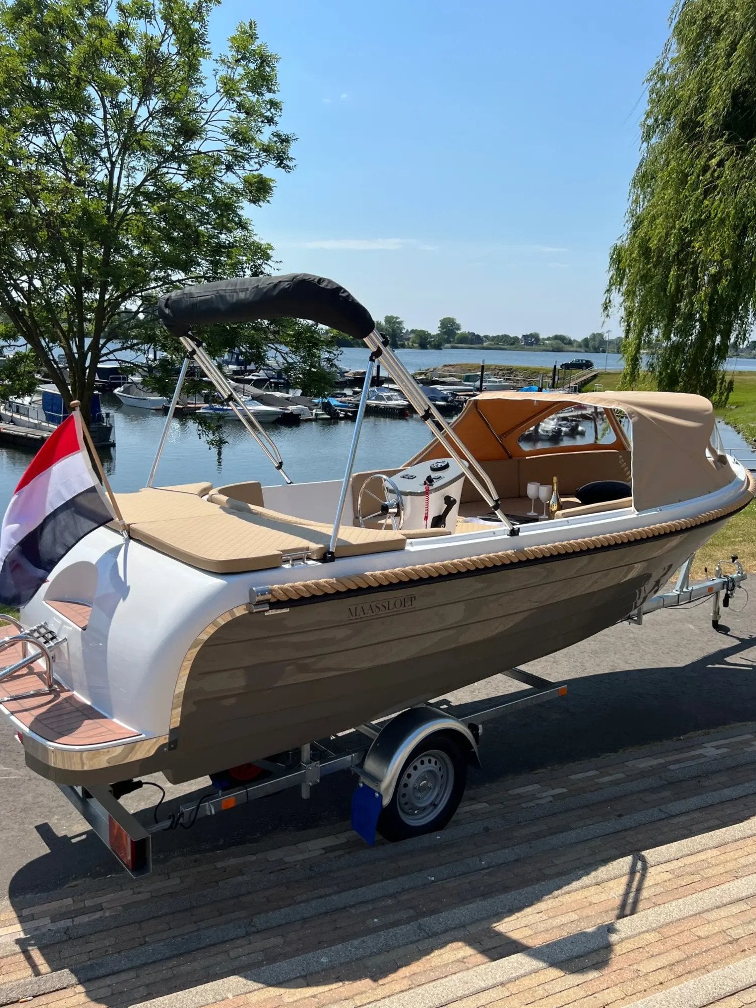 Maassloep 570 Honda 20pk nieuw kleur taup