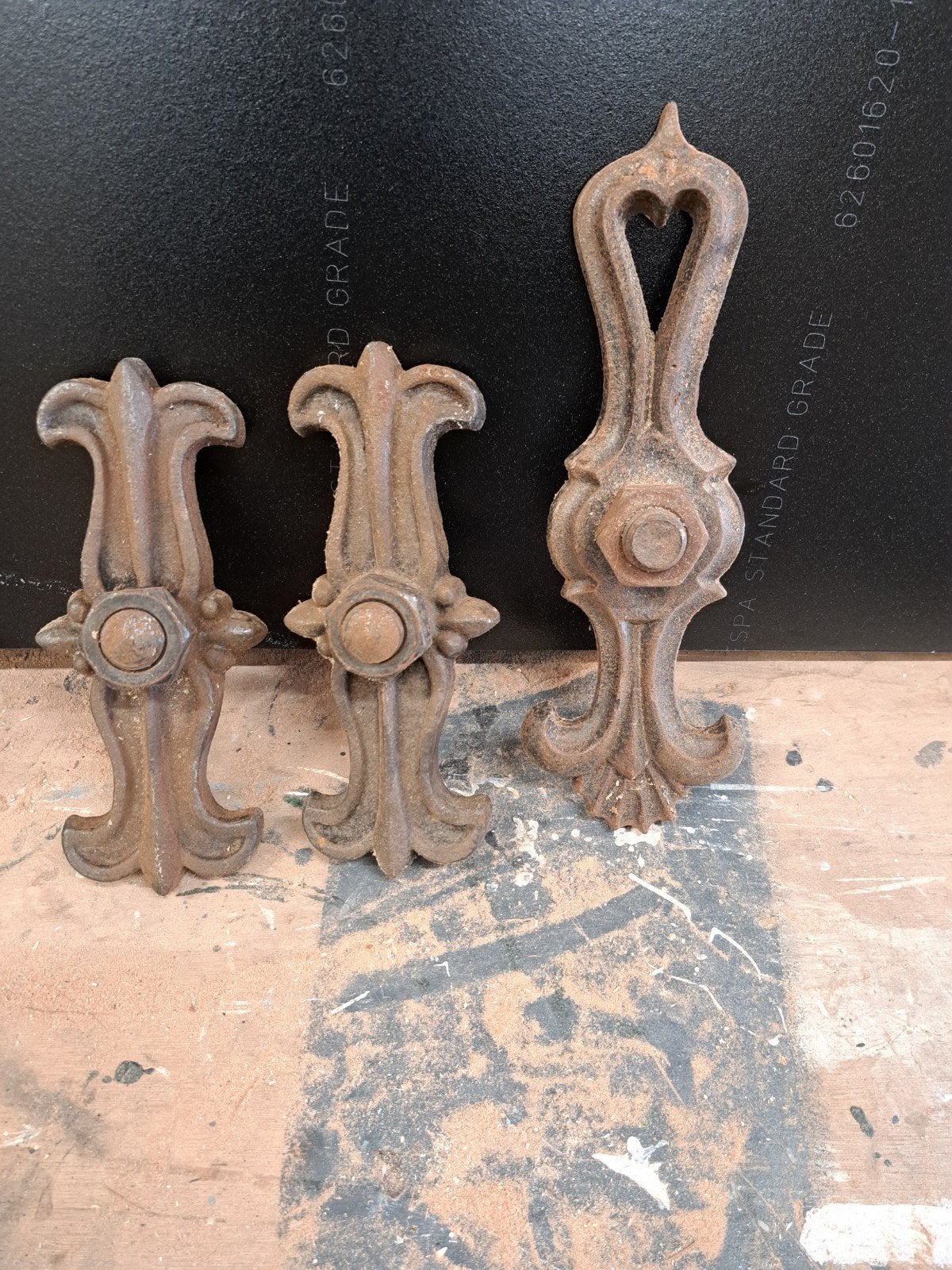 3x Antieke gietijzeren muurankers, Ophalen