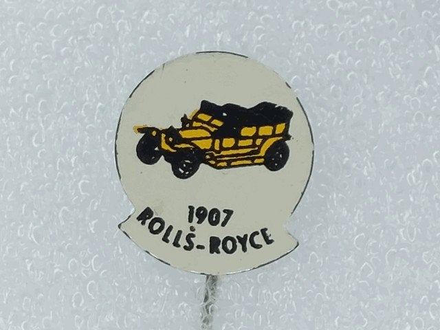 SP1621 Speldje 1907 Rolls-Royce geel, Ophalen of Verzenden, Gebruikt, Overige onderwerpen