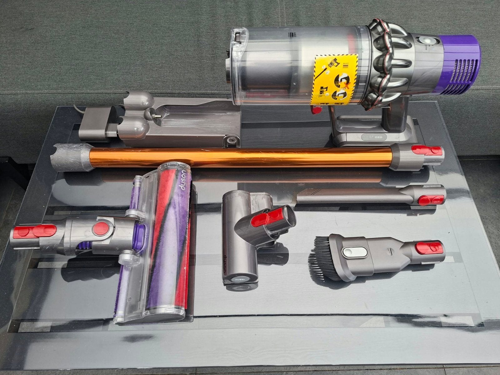 Foto 10 van Dyson Cyclone V10 Absolute Steelstofzuiger 
In Zeer Goede St