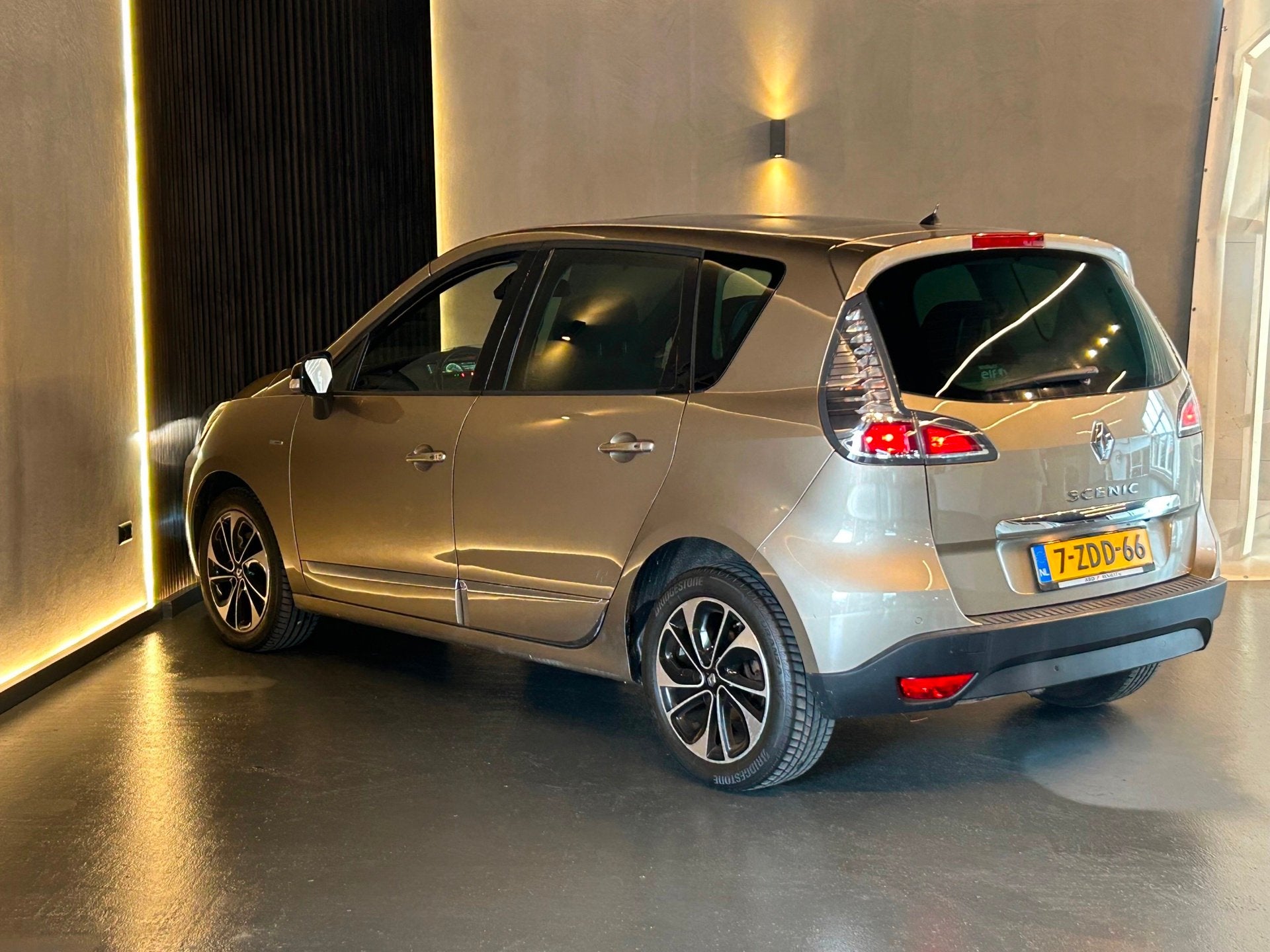 Renault Megane Scénic 2.0 Bose|AUTOMAAT|1E EIG|NAP|PARK SEN, Euro 5, Gebruikt, Verwarmde buitenspiegels, 4 cilinders
