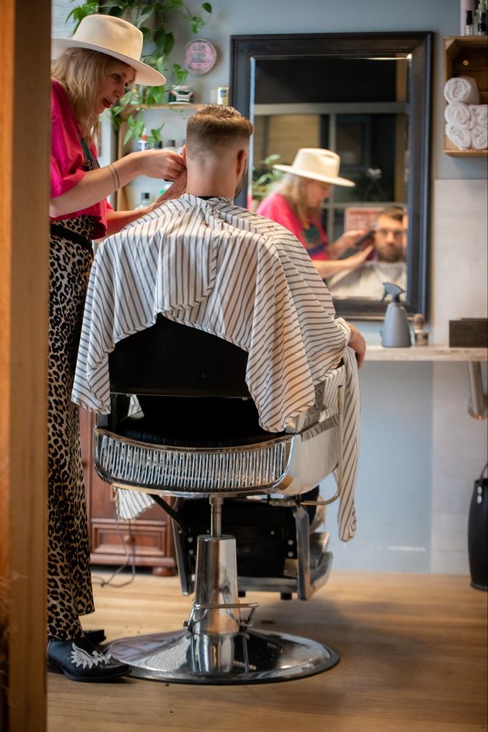 GEZOCHT! Barbier stoel te huur, Diensten en Vakmensen, Kappers en Thuiskappers, Knippen