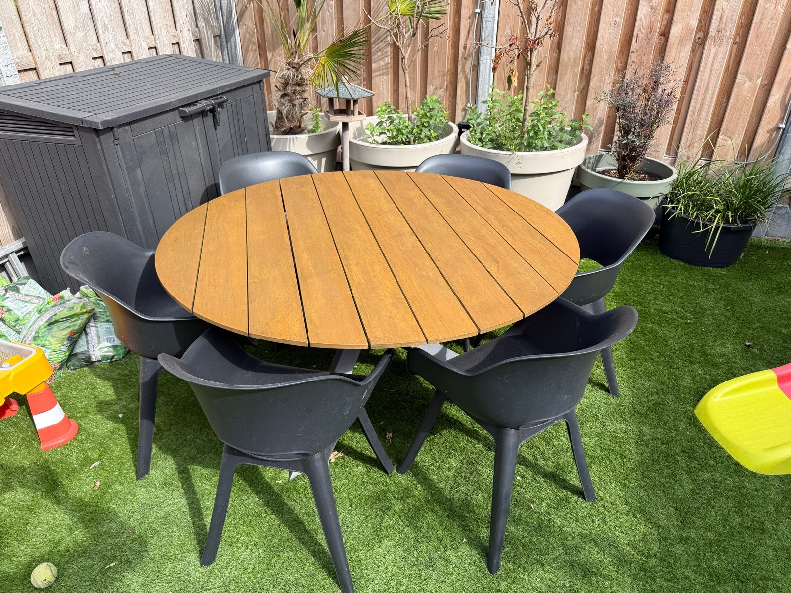 Teak houten tuinset met 6 zwarte kuipstoelen (Ø 150cm), Tuin en Terras, Tuinsets en Loungesets, Ophalen, Eettafel, 6 zitplaatsen