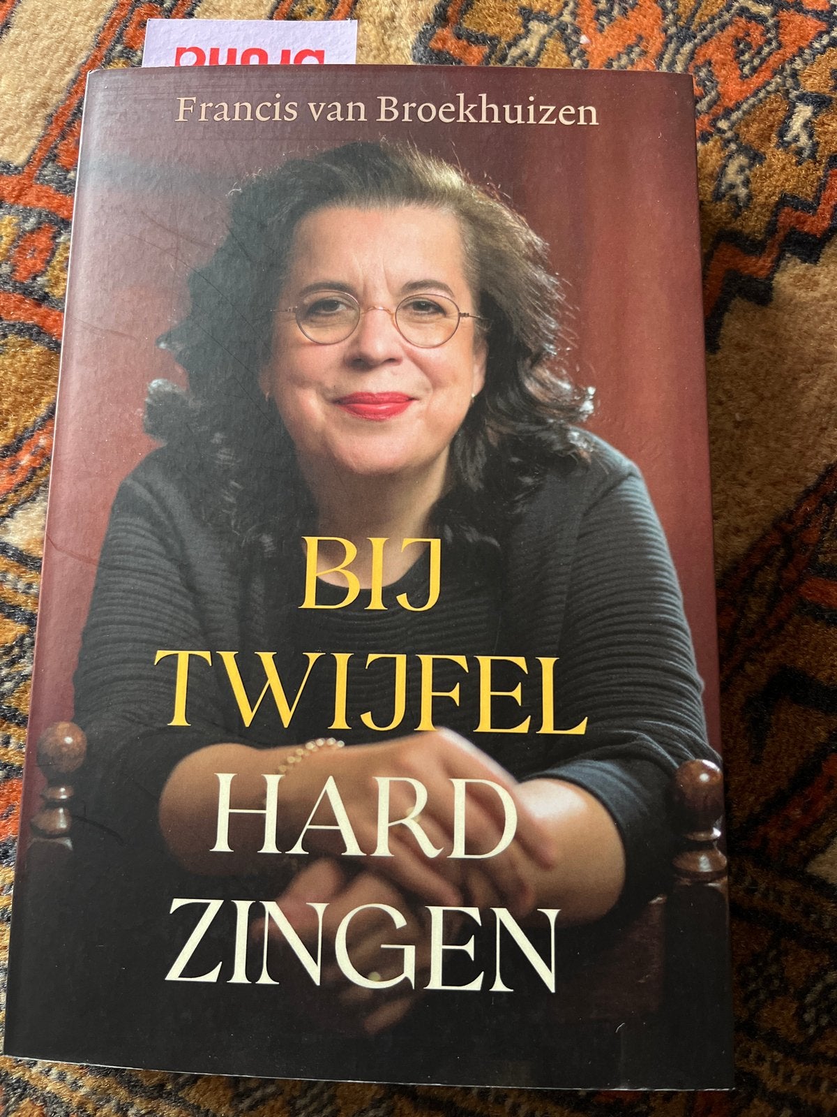 Bij Twijfel Hard Zingen - Francis van Broekhuizen, Ophalen of Verzenden, Zo goed als nieuw, Nederland