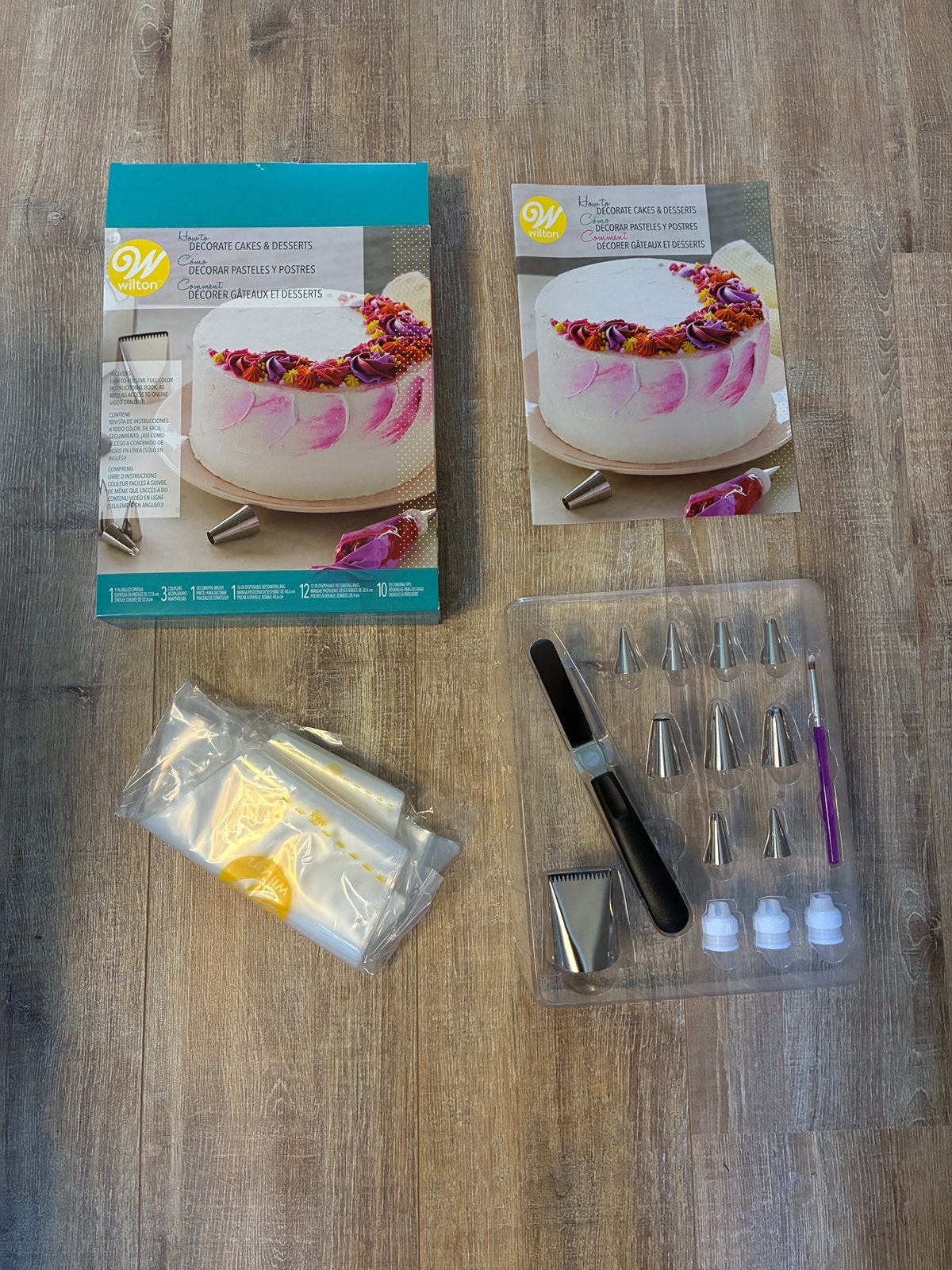 Wilton How To Decorate Cakes & Desserts Kit (nieuw), Ophalen of Verzenden, Nieuw, Taarten of Cupcakes, Overige typen