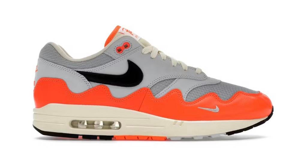 Patta x Nike Air Max 1 “Hyper Crimson / Pure Platinum” mt 44, Ophalen of Verzenden, Nieuw, Overige kleuren, Sneakers of Gympen