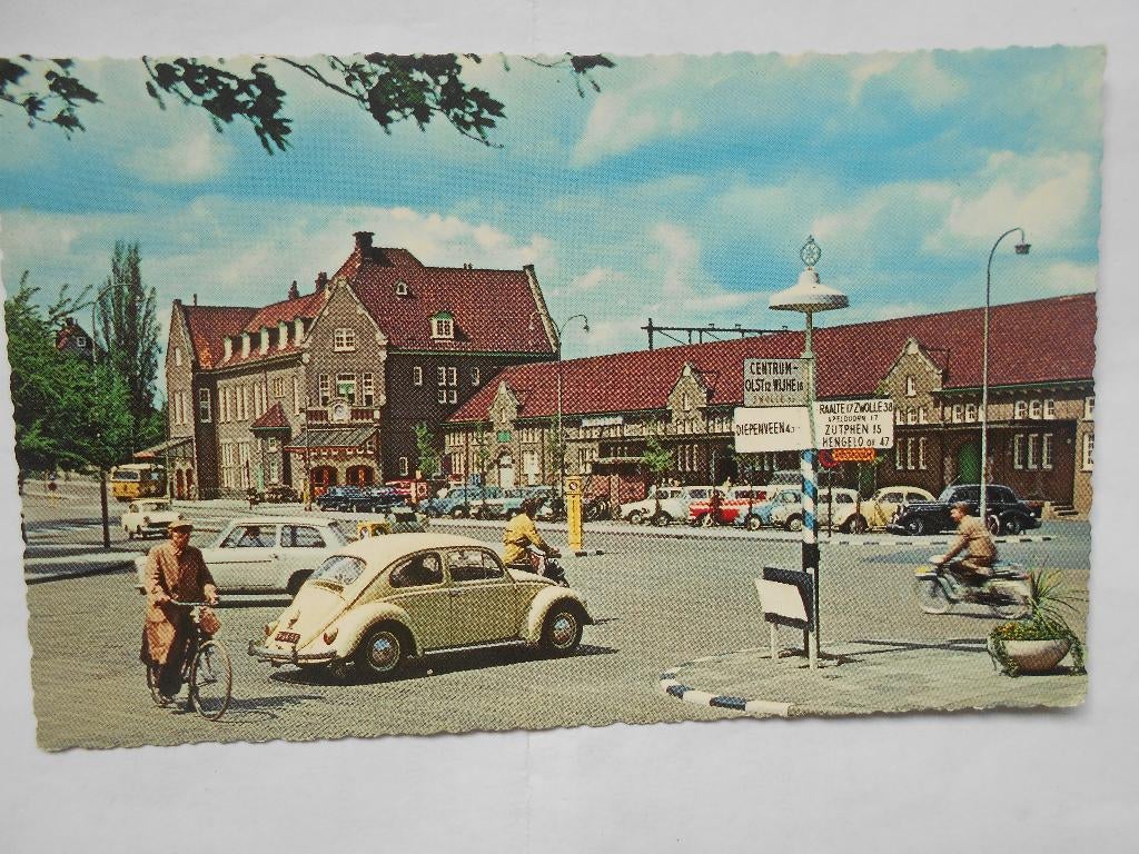 Deventer het station in 1960 met VW kever en ANWB Bord, Ophalen of Verzenden, 1940 tot 1960, Gelopen, Overijssel