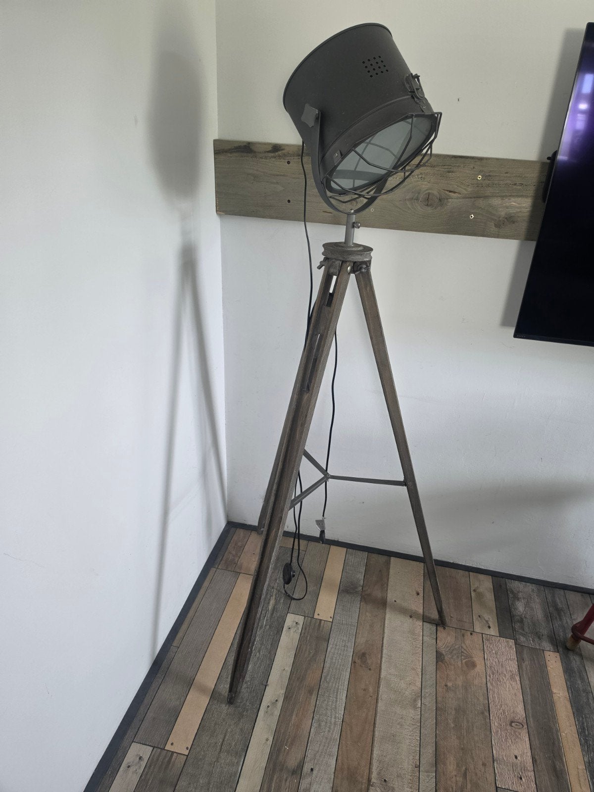 Industriële Staande Lamp met Verstelbare Lampenkap, Gebruikt, Hout, E27 (groot), Ophalen of Verzenden