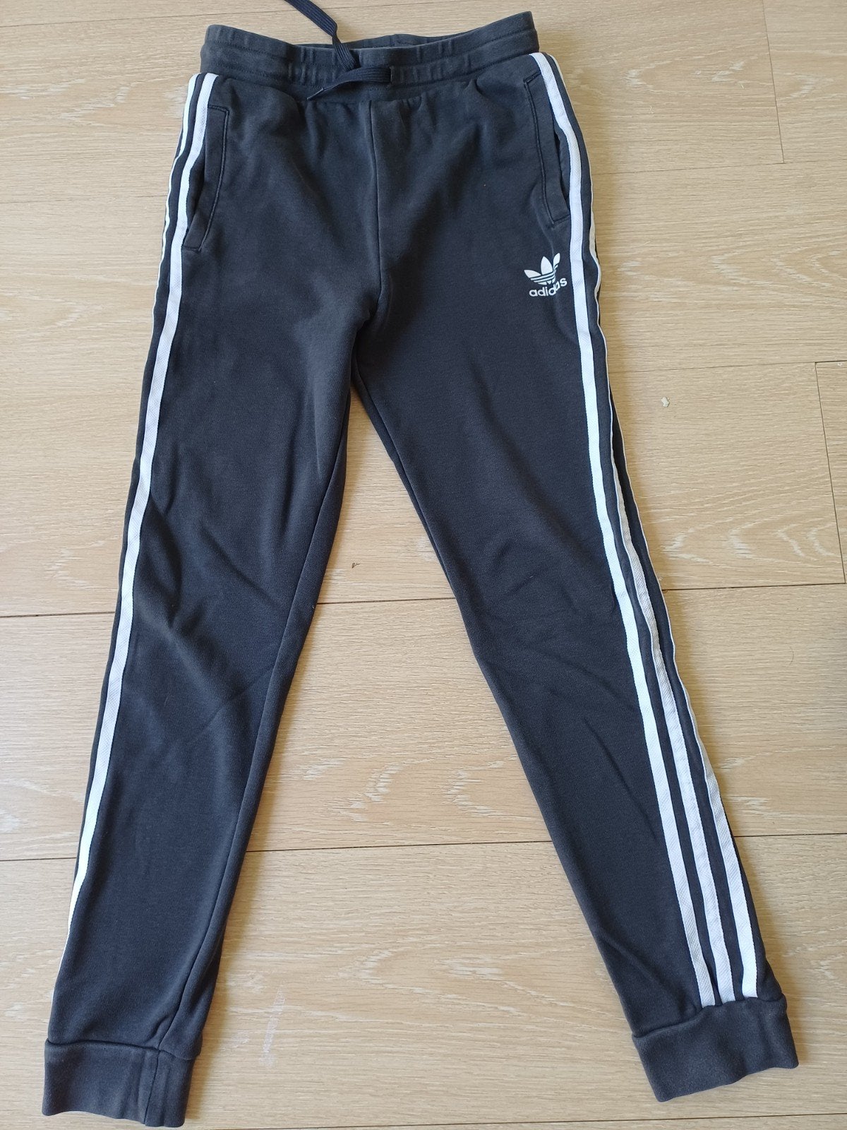 Donkergrijze trainingsbroek maat 158 van Adidas., Broek, Adidas, Jongen of Meisje, Ophalen of Verzenden