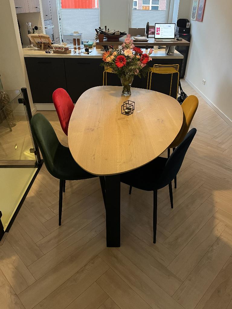 Pebble design eettafel + 4 stoelen | Eikenhout & zwart staal, Ophalen, 50 tot 100 cm, Zo goed als nieuw, 150 tot 200 cm