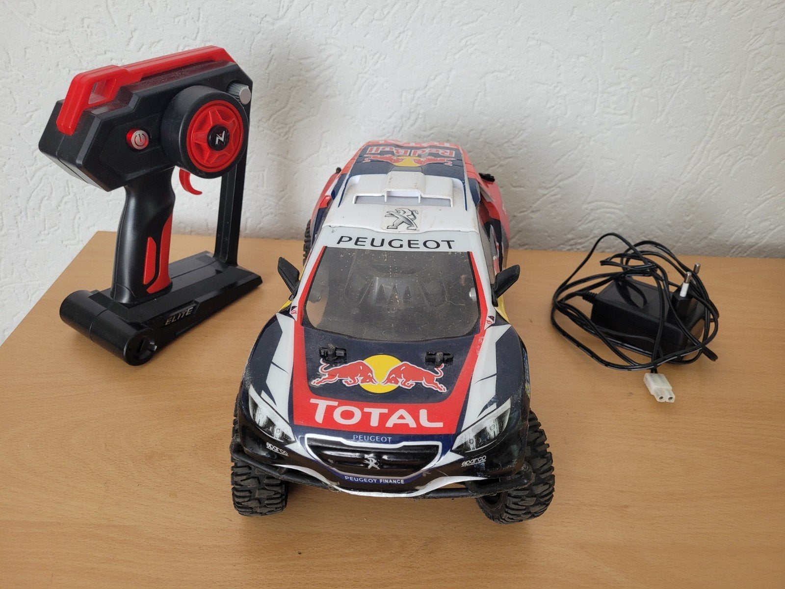Nikko RC Peugeot 2008 DKR Red Bull Total, Hobby en Vrije tijd, Modelbouw | Radiografisch | Auto's, Elektro, Gebruikt, Auto offroad