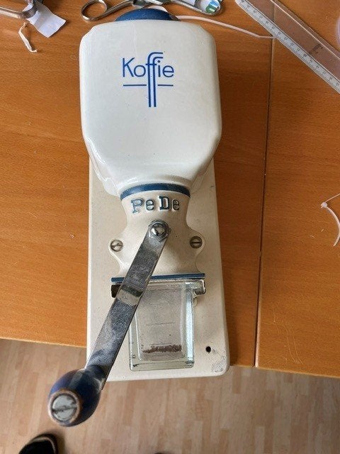antieke koffiemolen, Ophalen