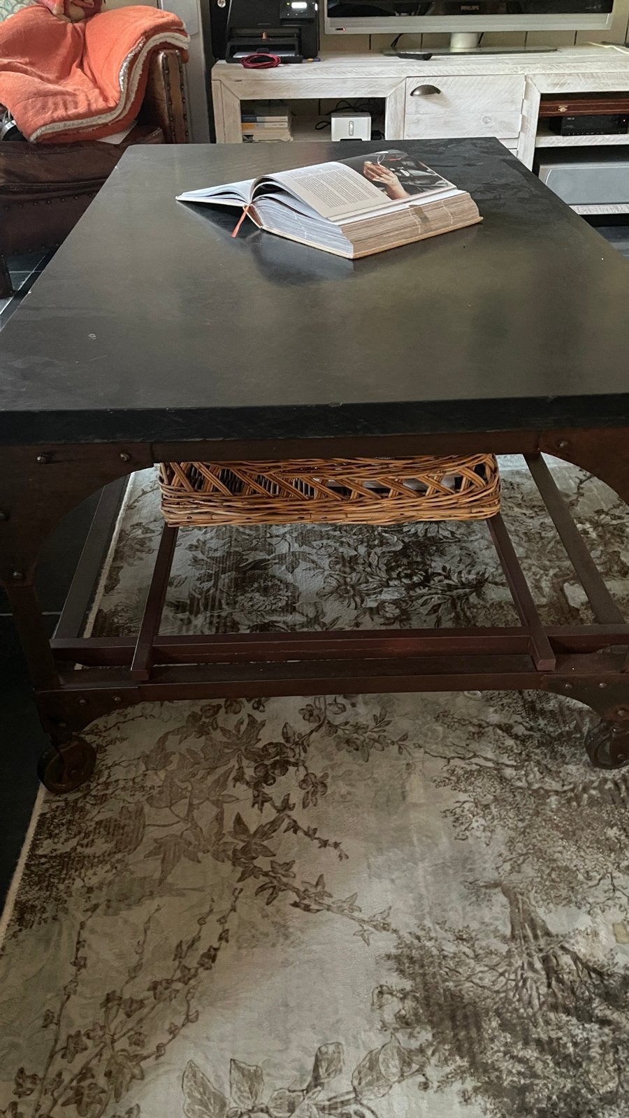 Industriële salontafel met metalen onderstel op wielen, Huis en Inrichting, Tafels | Salontafels, Ophalen, 50 – 75, Gebruikt, 100 tot 150 cm