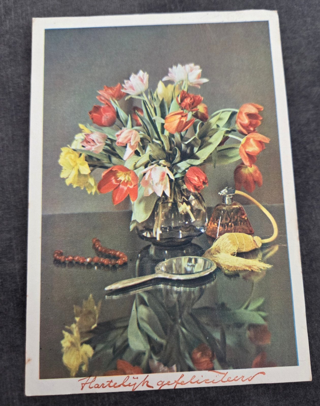 Vintage Ansichtkaart Bloemen en Parfumflesje (1943), Verzamelen, Ansichtkaarten | Themakaarten, Verzenden, 1940 tot 1960, Gelopen