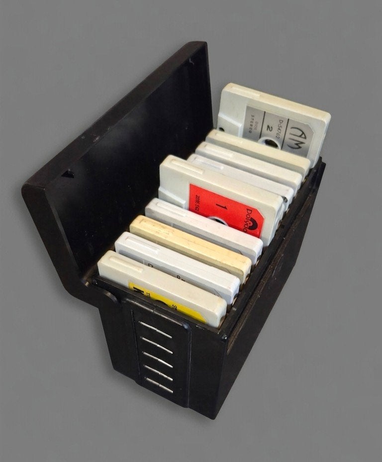 Vintage 70s Audio Cassette Collection (10 Tapes) in  box, Cd's en Dvd's, Gebruikt, 2 t/m 25 bandjes, Ophalen of Verzenden, Origineel