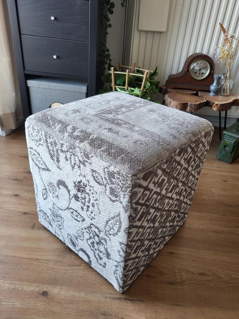 Grijze poef met diverse patronen - 40x40x43cm, Ophalen, Minder dan 50 cm, Vierkant, Minder dan 50 cm