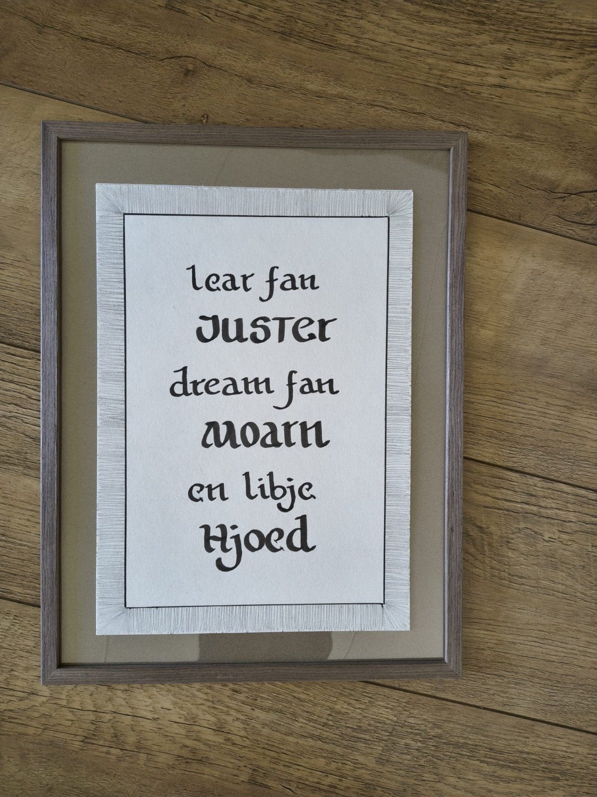 Friese tekst in lijst: Leer van gisteren, Droom van morgen, Minder dan 50 cm, Nieuw, Ophalen of Verzenden, Print