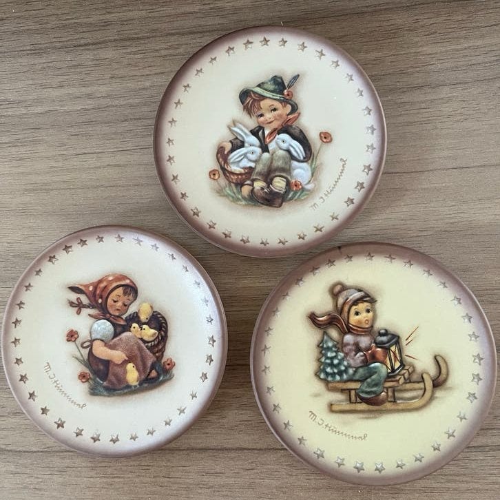 Set van 3 M.J. Hummel Goebel mini wandbordjes, Ophalen of Verzenden, Gebruikt, Porselein, Bord of Schaal