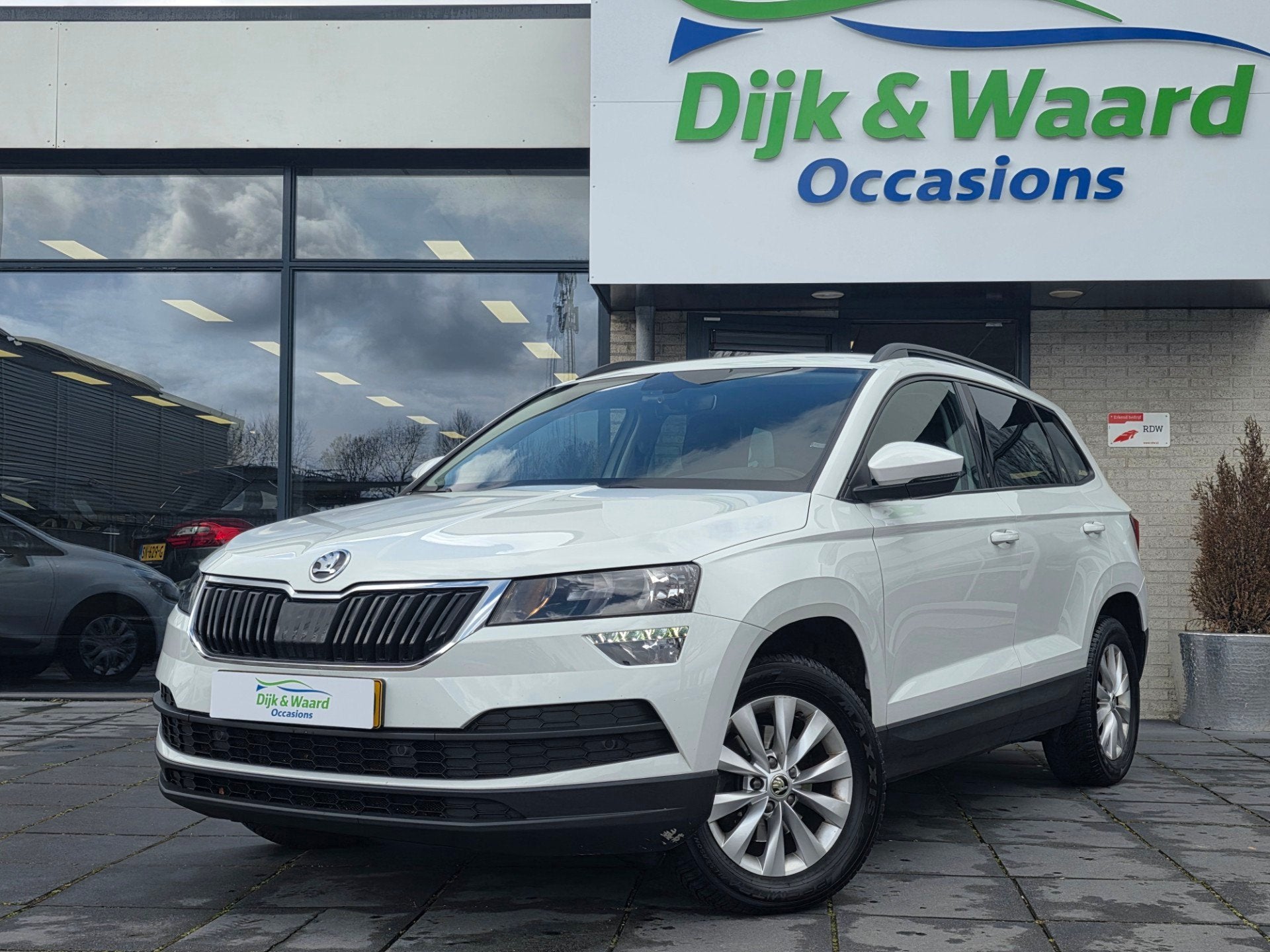 Skoda KAROQ 1.5 TSI Automaat – Leder – Cruise – Naviga, Auto's, Skoda, Gebruikt, Euro 6, 150 pk, Wit