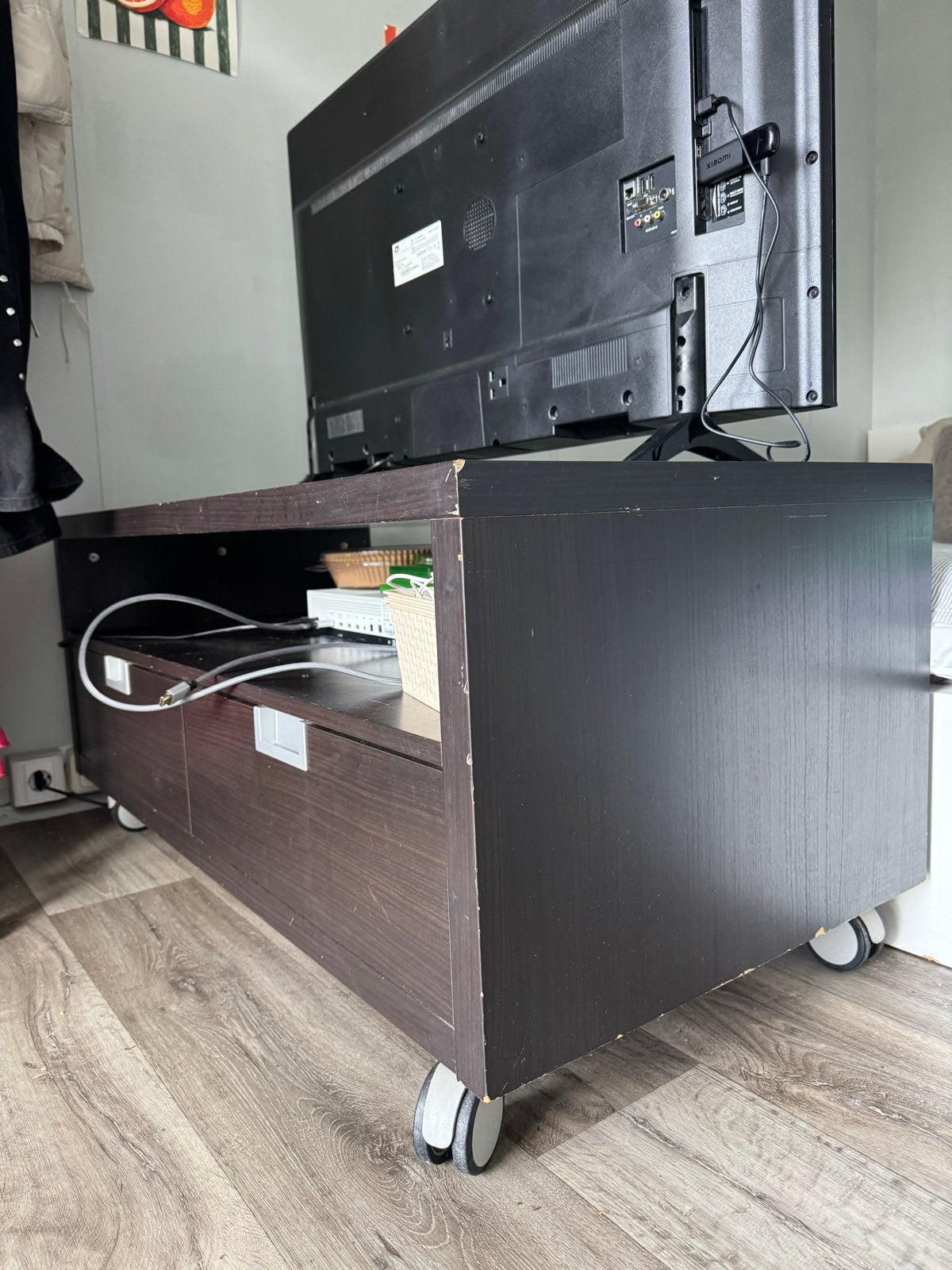 Ruime tv-meubel op wielen - donkerbruin, Ophalen, Gebruikt, 100 tot 150 cm, Minder dan 100 cm