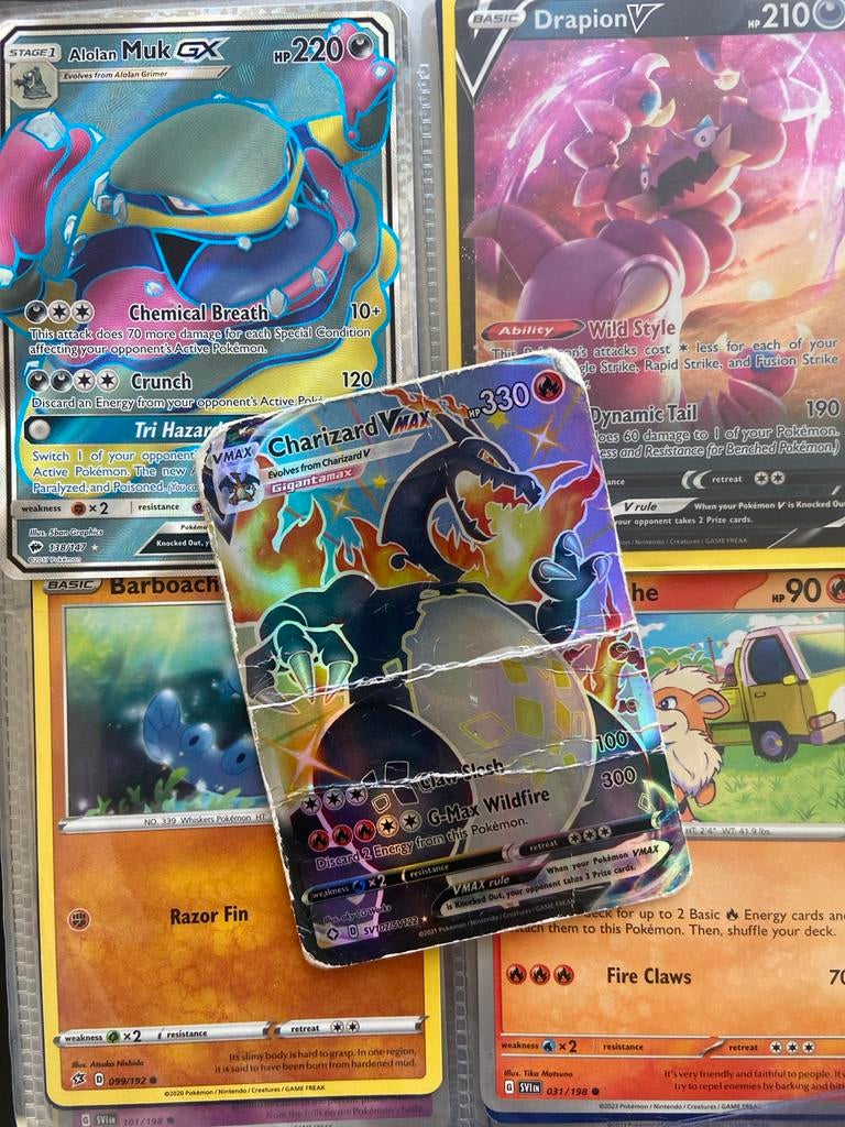 Charizard VMAX SV107 Shiny Ultra Rare Holo - Beschadigd, Hobby en Vrije tijd, Verzamelkaartspellen | Pokémon, Gebruikt, Losse kaart
