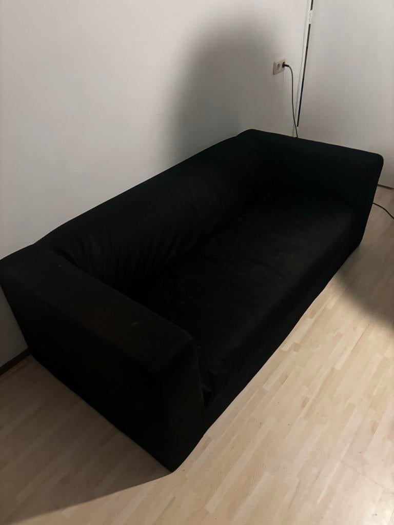 Comfortabele zwarte Klippan tweepersoonsbank, Huis en Inrichting, Banken | Bankstellen, Gebruikt, 150 tot 200 cm, Tweepersoons