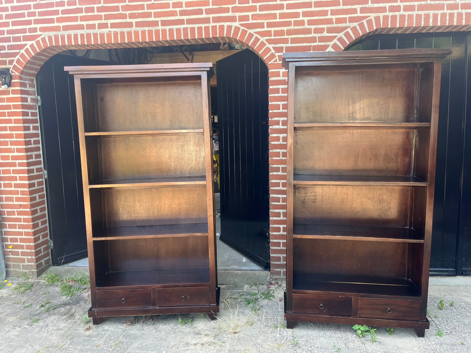 Twee donker massief houten boekenkasten met lades, Ophalen, Gebruikt, 100 tot 150 cm, Met lade(s)